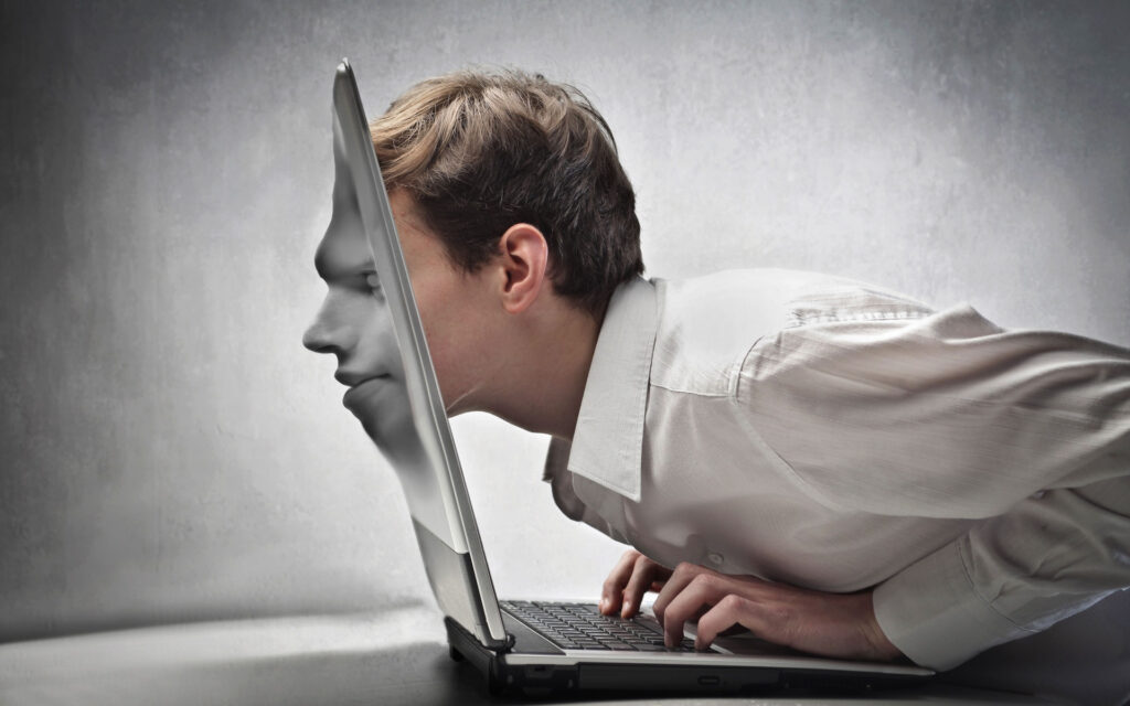 Fous de Facebook – Le Reporter