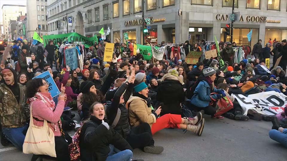 Magasinage du vendredi fou : manifestation contre la surconsommation à Montréal