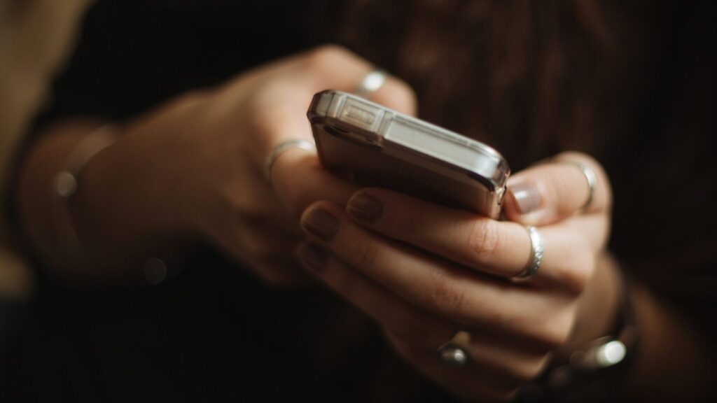 L'accessibilité au contenu promotionnel par les influenceurs ainsi qu'aux plateformes de paris sportifs rend les plus jeunes susceptibles d'y prendre part.