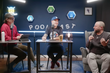 Marco Normandin (au centre) discute de hockey et de pools avec ses collègues lors de l’enregistrement du balado Le Poolcast, produit par HabsolumentFan. Crédit : Capture d'écran