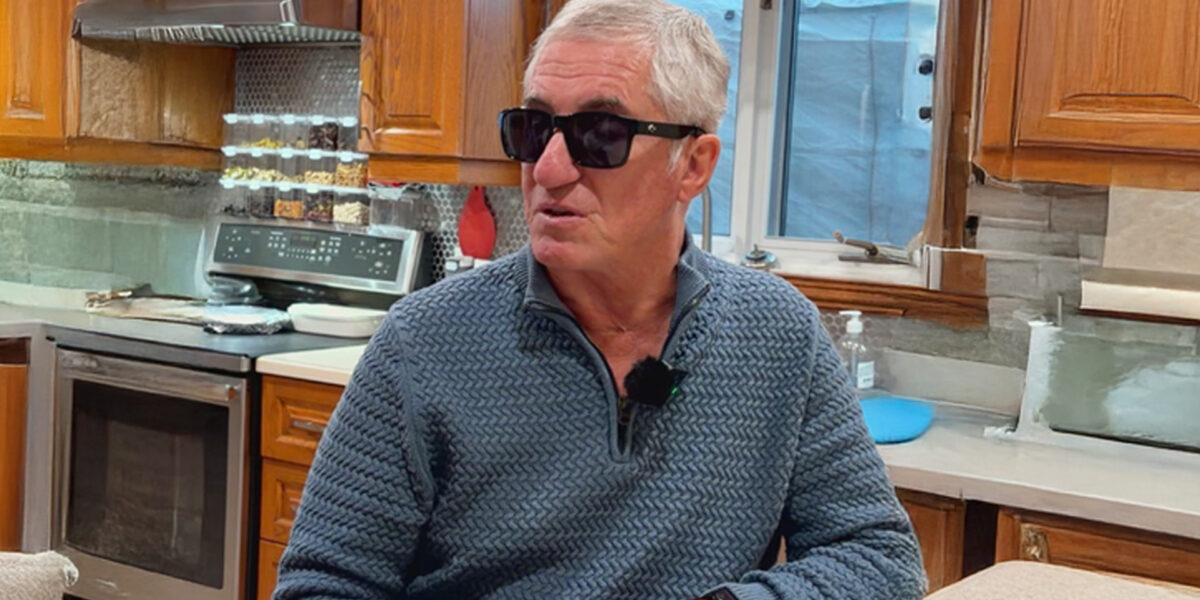 Claude, 72 ans, dans sa cuisine, portant les lunettes intelligentes Meta d’Oakley.