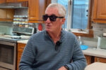 Claude, 72 ans, dans sa cuisine, portant les lunettes intelligentes Meta d’Oakley.