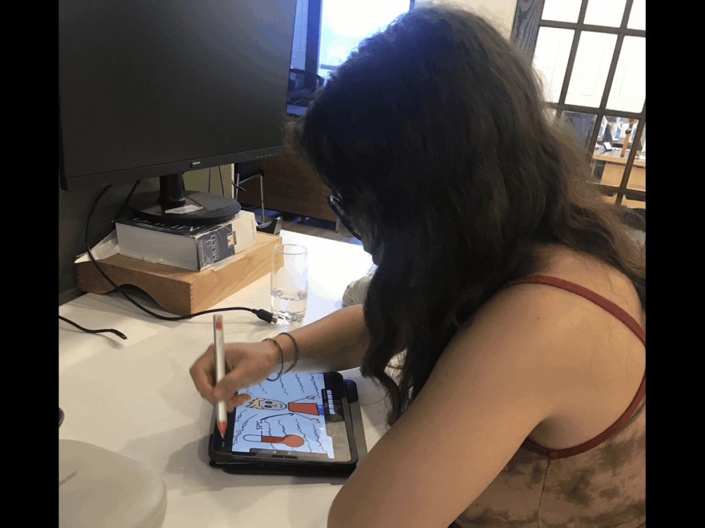 Journaliste en train de dessiner une animation sur la tablette pour vulgariser l'actualité scientifique